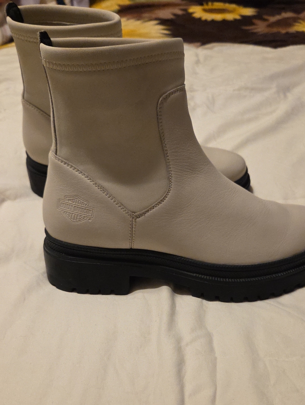 Harley-Davidson Womens Cream Chelsea Ankle Boots w/Black Lug Sole - Original Box